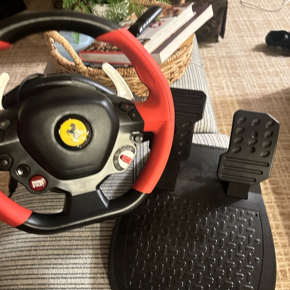 Thrustmaster ferrari steering wheel for xbox (with pedals) - Picture 3 of 6